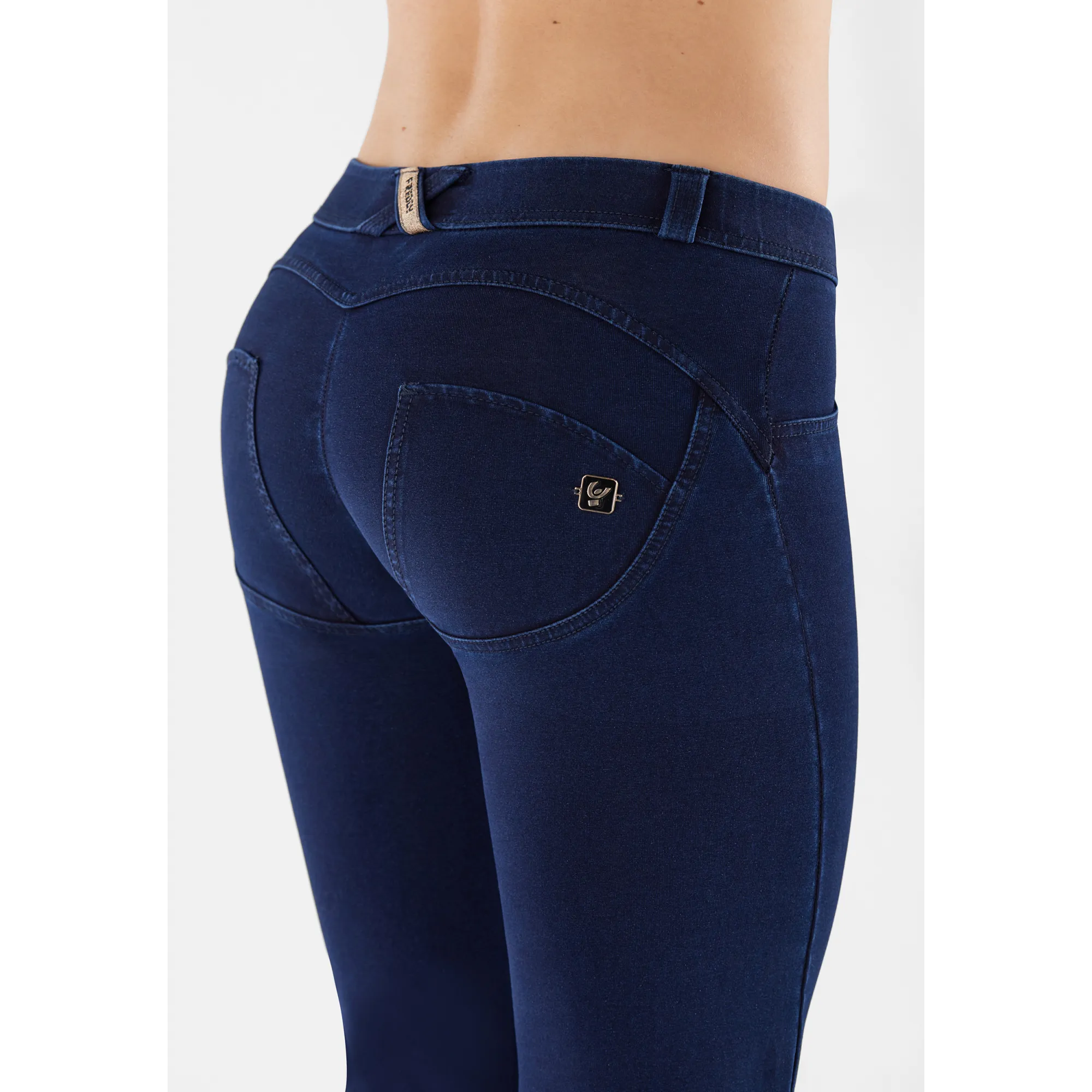 Freddy WR.UP® Damen Push-Up Jeans - Low Waist Super Flare - Indigoblau - Blaue Nähte - J29B