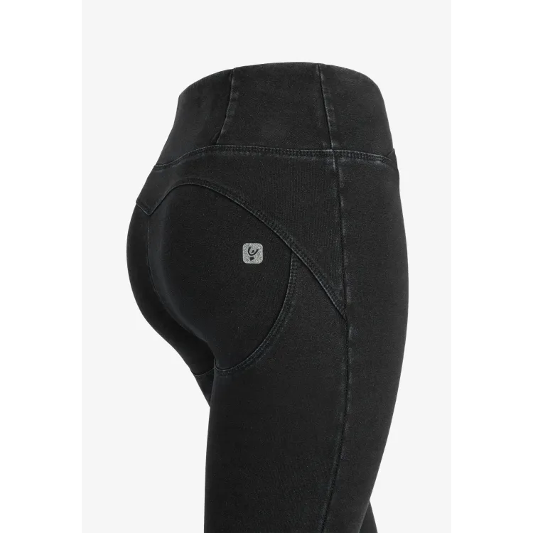 Freddy WR.UP® Core Damen Push-Up Jeans - 7/8 High Waist Super Skinny - Schwarz – Schwarze Nähte - J7N
