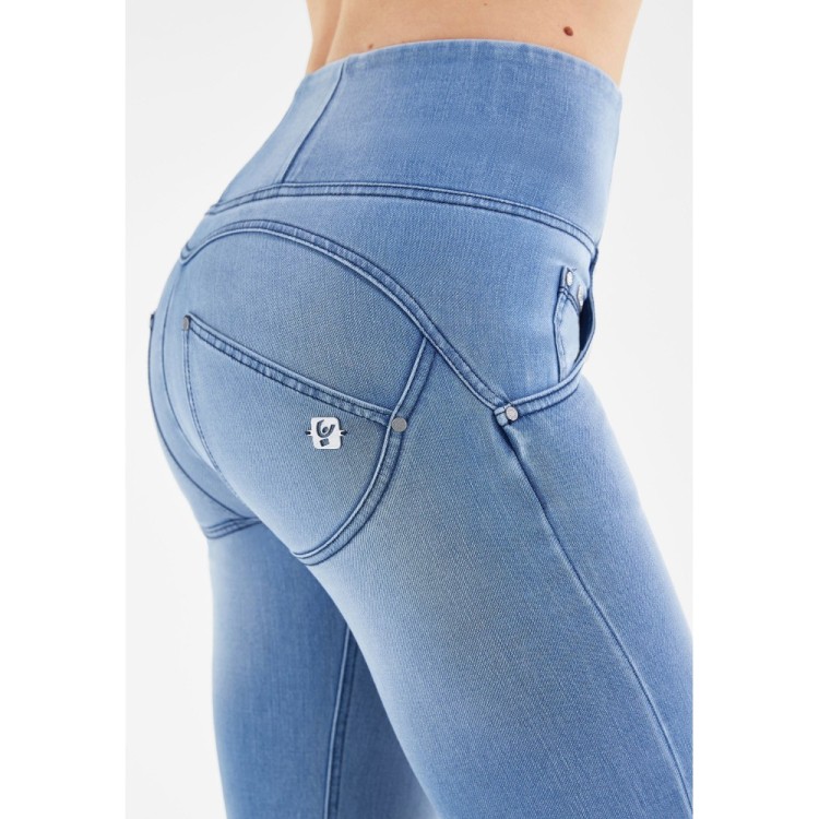 Freddy WR.UP® Snug Damen Push-Up Jeans - 7/8 High Waist Raw-Cut Flare - Used-Effect - Hellblau - Blaue Nähte