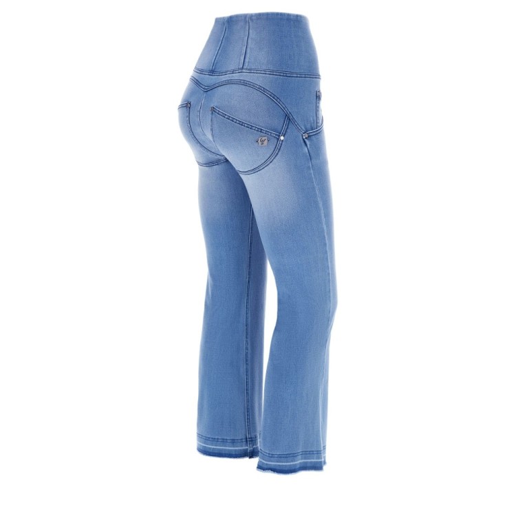 Freddy WR.UP® Snug Damen Push-Up Jeans - 7/8 High Waist Raw-Cut Flare - Used-Effect - Hellblau - Blaue Nähte