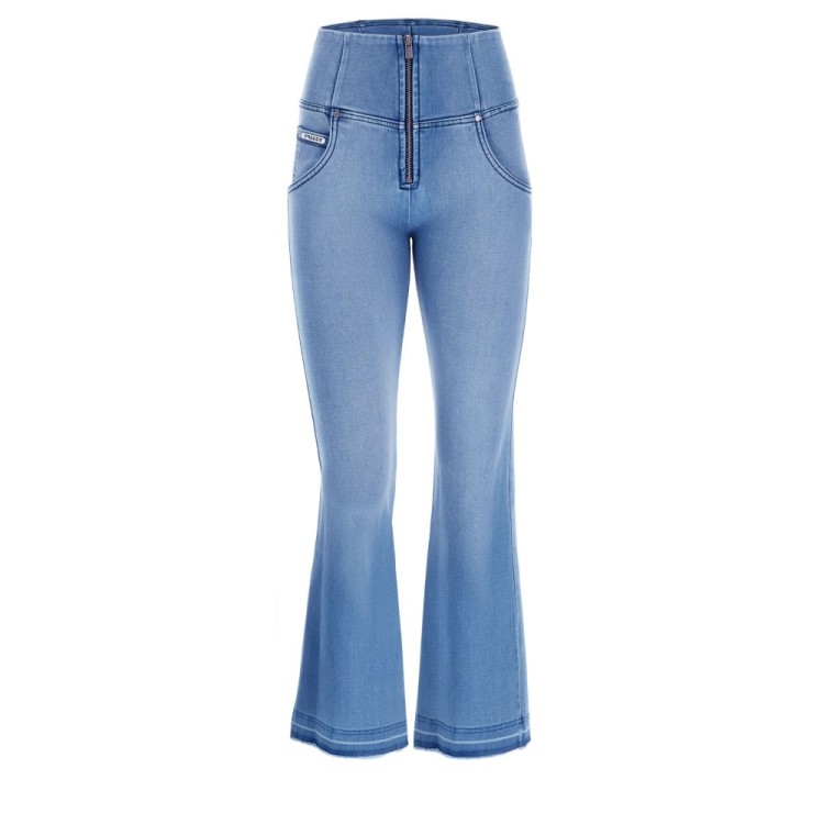 Freddy WR.UP® Snug Damen Push-Up Jeans - 7/8 High Waist Raw-Cut Flare - Used-Effect - Hellblau - Blaue Nähte