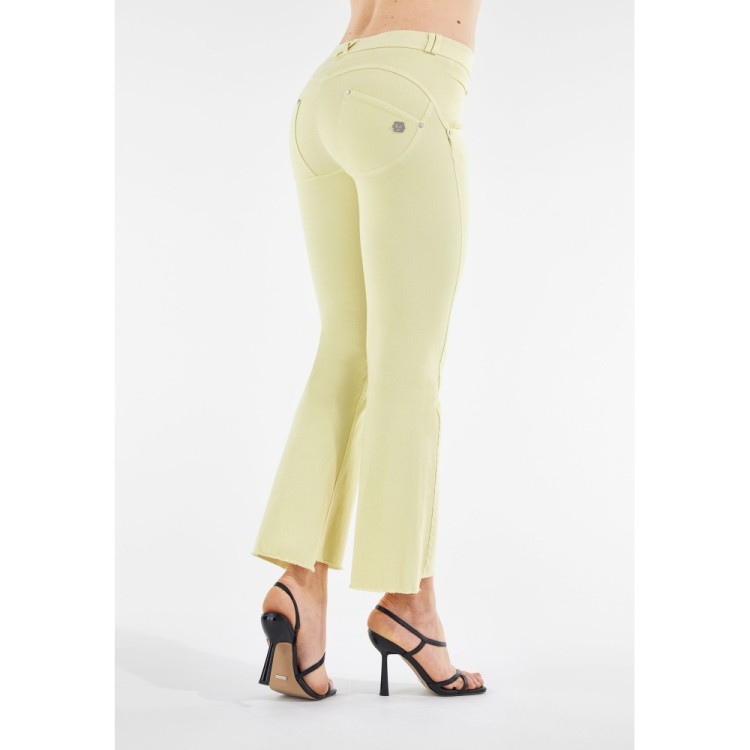 Freddy WR.UP® Snug Damen Push-Up Hose - 7/8 Regular Waist Raw-Cut Flare - Helles Gelb - Y910