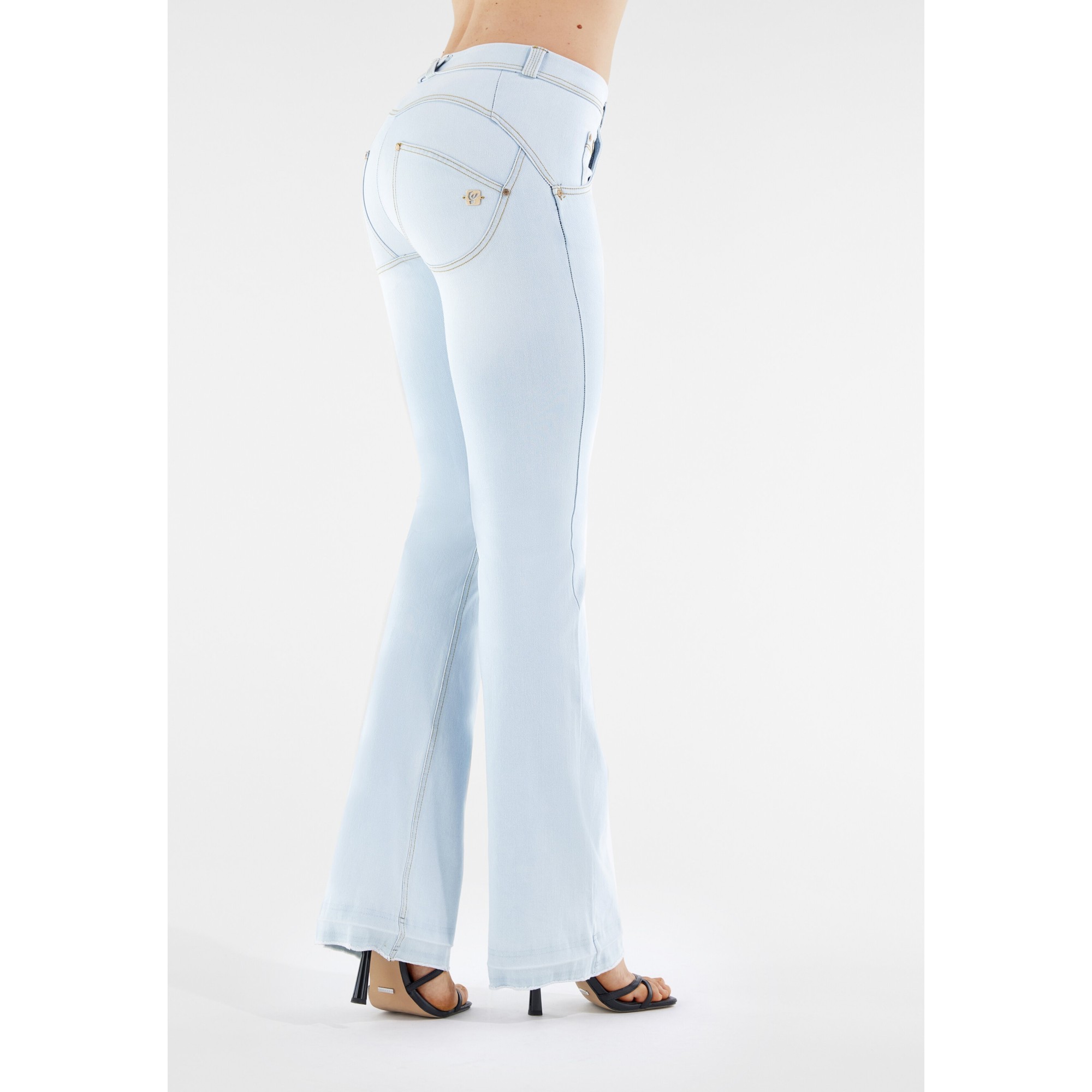 Freddy WR.UP® Snug Damen Push-Up Jeans - Regular Waist Raw-Cut Flare - Faded-Effect - Weiß - Gelbe Nähte