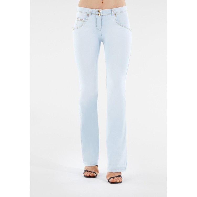 Freddy WR.UP® Snug Damen Push-Up Jeans - Regular Waist Raw-Cut Flare - Faded-Effect - Weiß - Gelbe Nähte