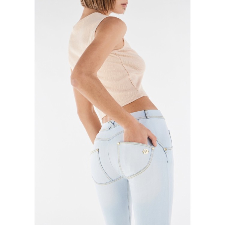 Freddy WR.UP® Snug Damen Push-Up Jeans - Regular Waist Raw-Cut Flare - Faded-Effect - Weiß - Gelbe Nähte