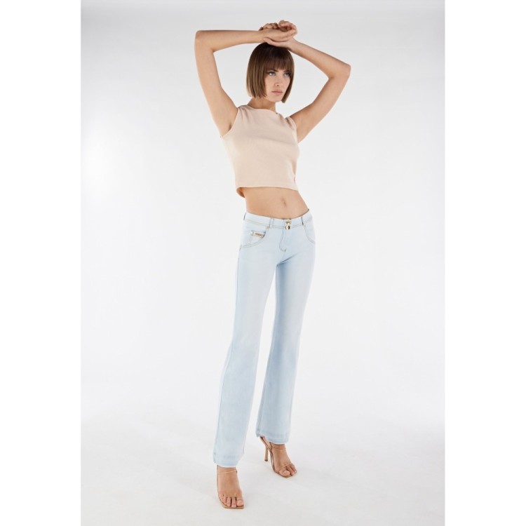 Freddy WR.UP® Snug Damen Push-Up Jeans - Regular Waist Raw-Cut Flare - Faded-Effect - Weiß - Gelbe Nähte