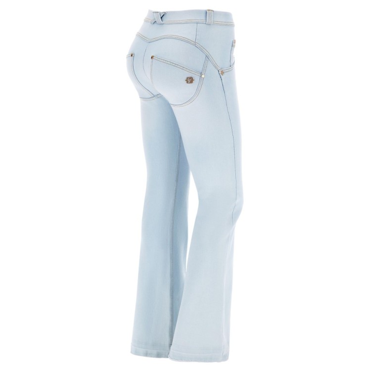 Freddy WR.UP® Snug Damen Push-Up Jeans - Regular Waist Raw-Cut Flare - Faded-Effect - Weiß - Gelbe Nähte