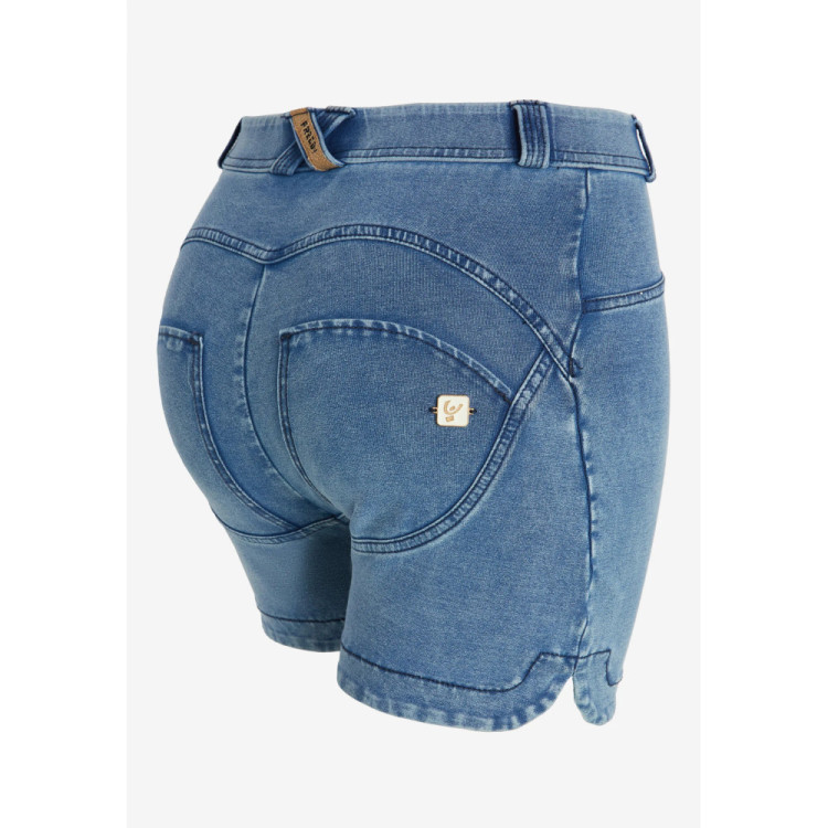 Freddy WR.UP® Damen Push-Up Jeans-Shorts - Regular High Waist - Abgerundeter Beinabschluß - Denim hell - Blaue Nähte - J4B