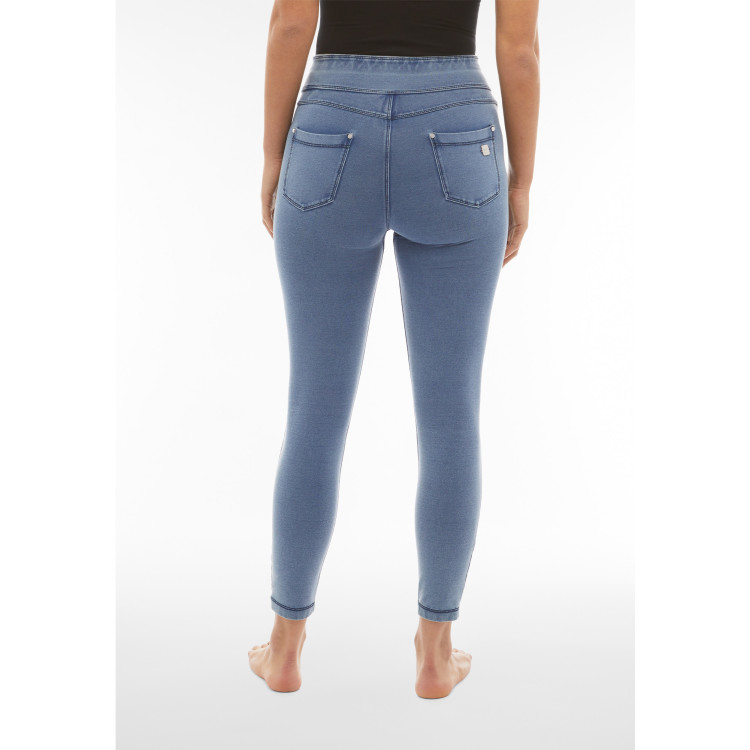 Freddy N.O.W.® Yoga Eco Damen Comfort Jeans - 7/8 Mid Waist Skinny - Denim hell - Blaue Nähte - J107B