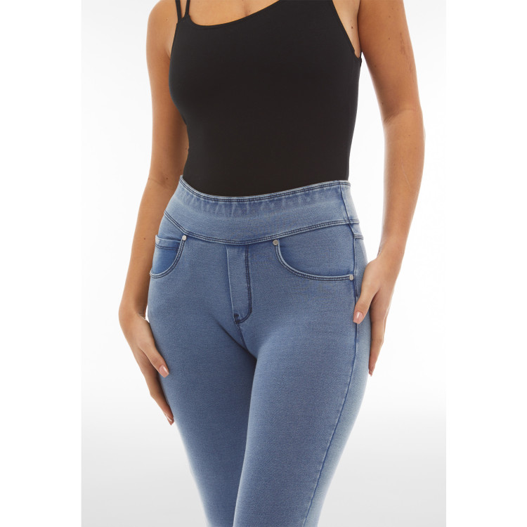 Freddy N.O.W.® Yoga Eco Damen Comfort Jeans - 7/8 Mid Waist Skinny - Denim hell - Blaue Nähte - J107B