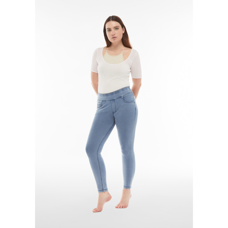 Freddy N.O.W.® Yoga Eco Damen Comfort Jeans - 7/8 Mid Waist Skinny - Denim hell - Blaue Nähte - J107B