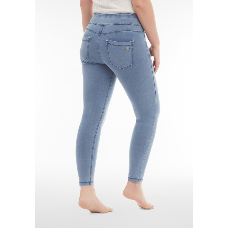 Freddy N.O.W.® Yoga Eco Damen Comfort Jeans - 7/8 Mid Waist Skinny - Denim hell - Blaue Nähte - J107B