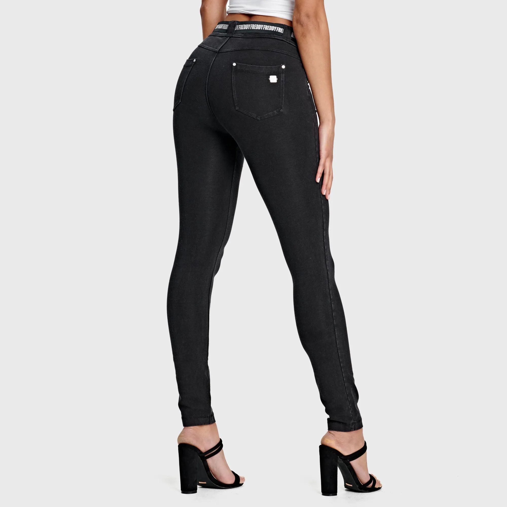Freddy N.O.W.® Damen Comfort Jeans - Mid Waist Skinny - Schwarz – Schwarze Nähte
