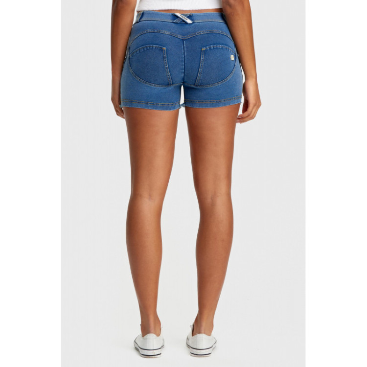 Freddy WR.UP® Damen Push-Up Shorts - Regular Waist - fransiger Saum - Hellblau - Gelbe Nähte - J4Y