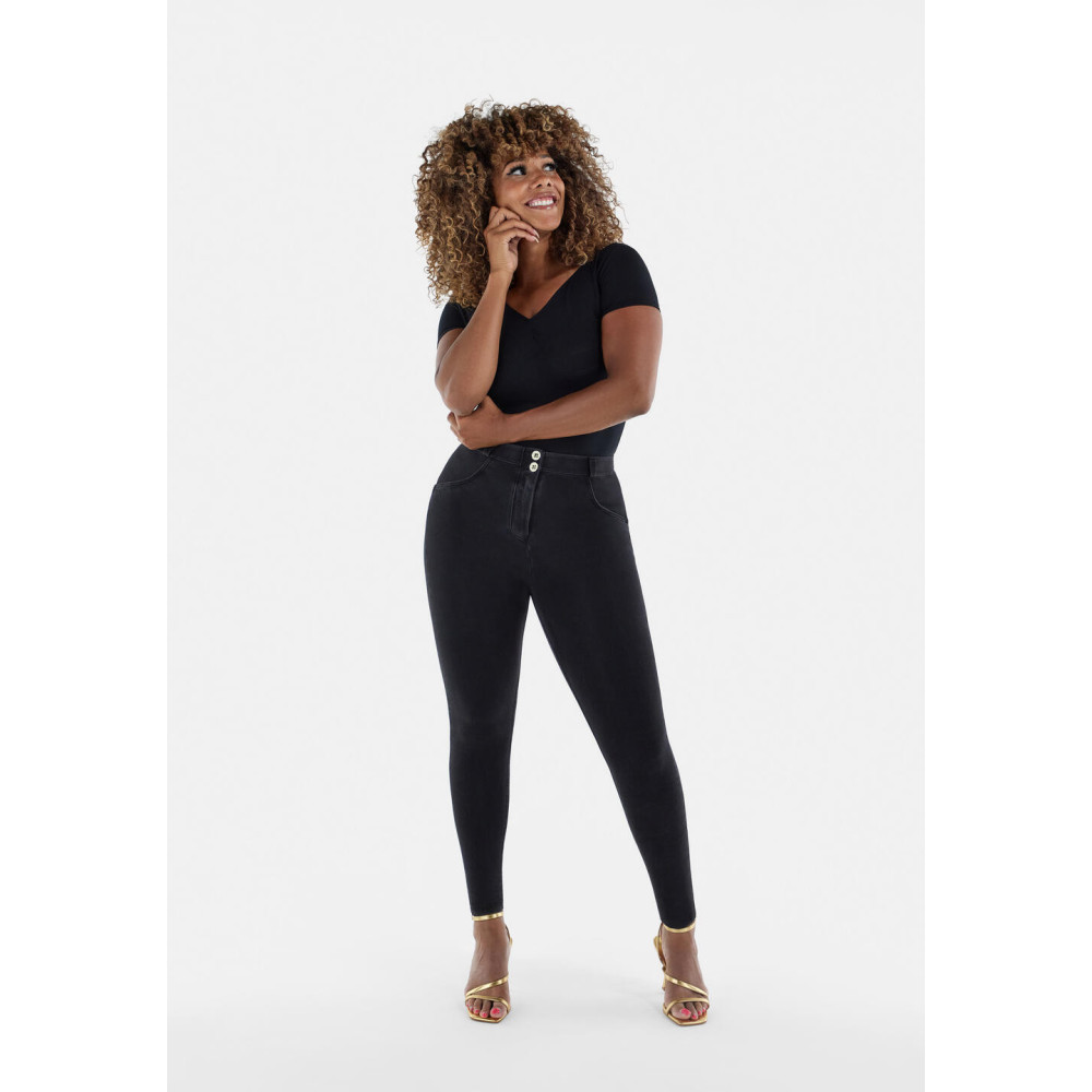 Freddy WR.UP® Curvy Damen Push-Up Jeans - Regular Waist Skinny - Schwarz - Schwarze Nähte