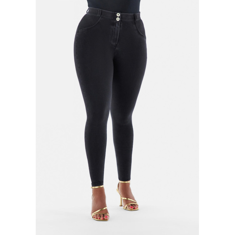 Freddy WR.UP® Curvy Damen Push-Up Jeans - Regular Waist Skinny - Schwarz - Schwarze Nähte