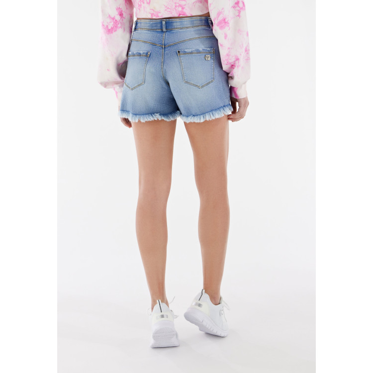 Freddy Damen Fit Jeans - Regular Waist Shorts - Distressed - Fransen am Saum - Hellblau - Gelbe Nähte - J107Y