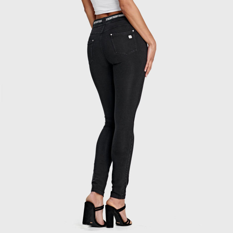 Freddy N.O.W.® Damen Comfort Jeans - Mid Waist Skinny - Schwarz – Schwarze Nähte