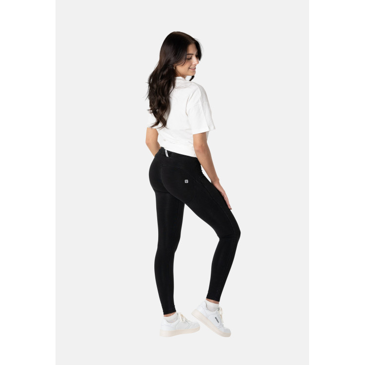 Freddy WR.UP® Core Damen Push-Up Jeans - 7/8 Regular Waist Super Skinny - Schwarz – Schwarze Nähte - J7N