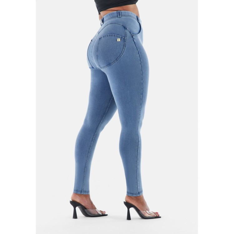 Freddy WR.UP® Curvy Damen Push-Up Jeans - Regular Waist Skinny - Hellblau - Blaue Nähte