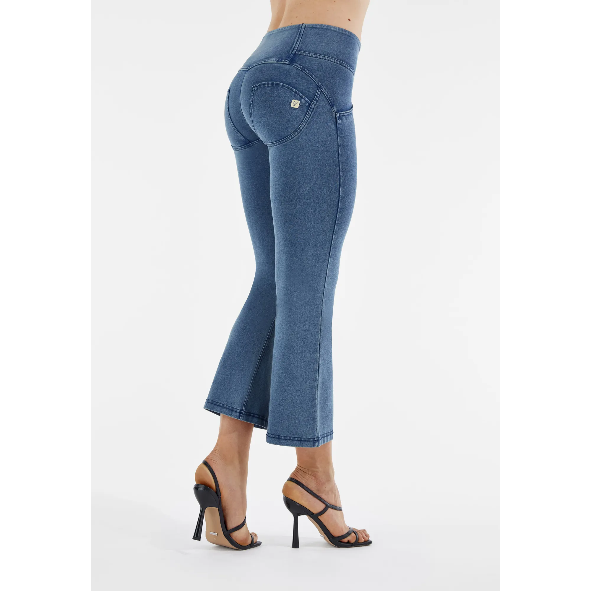 Freddy WR.UP® Damen Push-Up Jeans - 7/8 Mid Waist Flare - Faded-Blue-Look - Blaue Nähte - J111B
