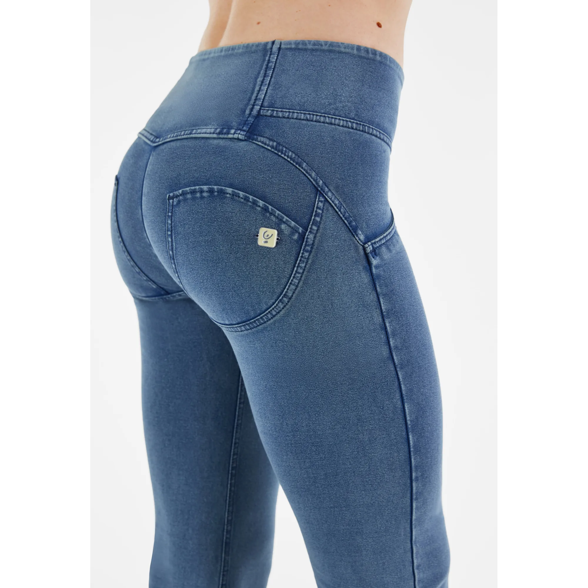 Freddy WR.UP® Damen Push-Up Jeans - 7/8 Mid Waist Flare - Faded-Blue-Look - Blaue Nähte - J111B