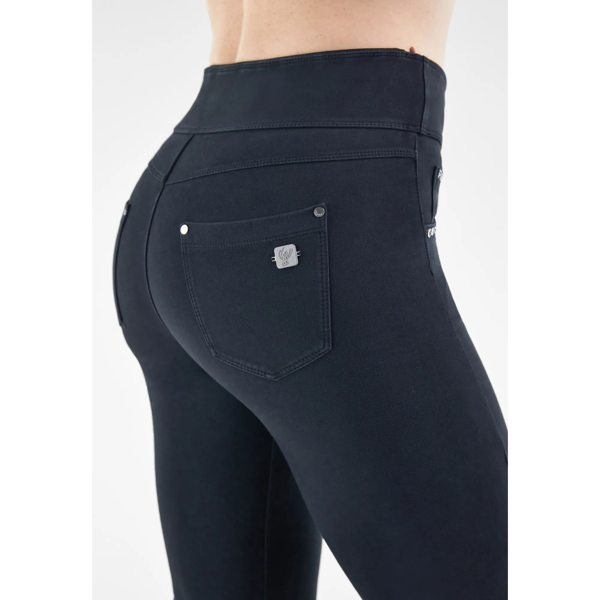 Freddy N.O.W.® Yoga Damen Comfort Hose - Mid Waist Straight - umschlagbarer Taillenbund - Garment Dyed - Schwarz - N0