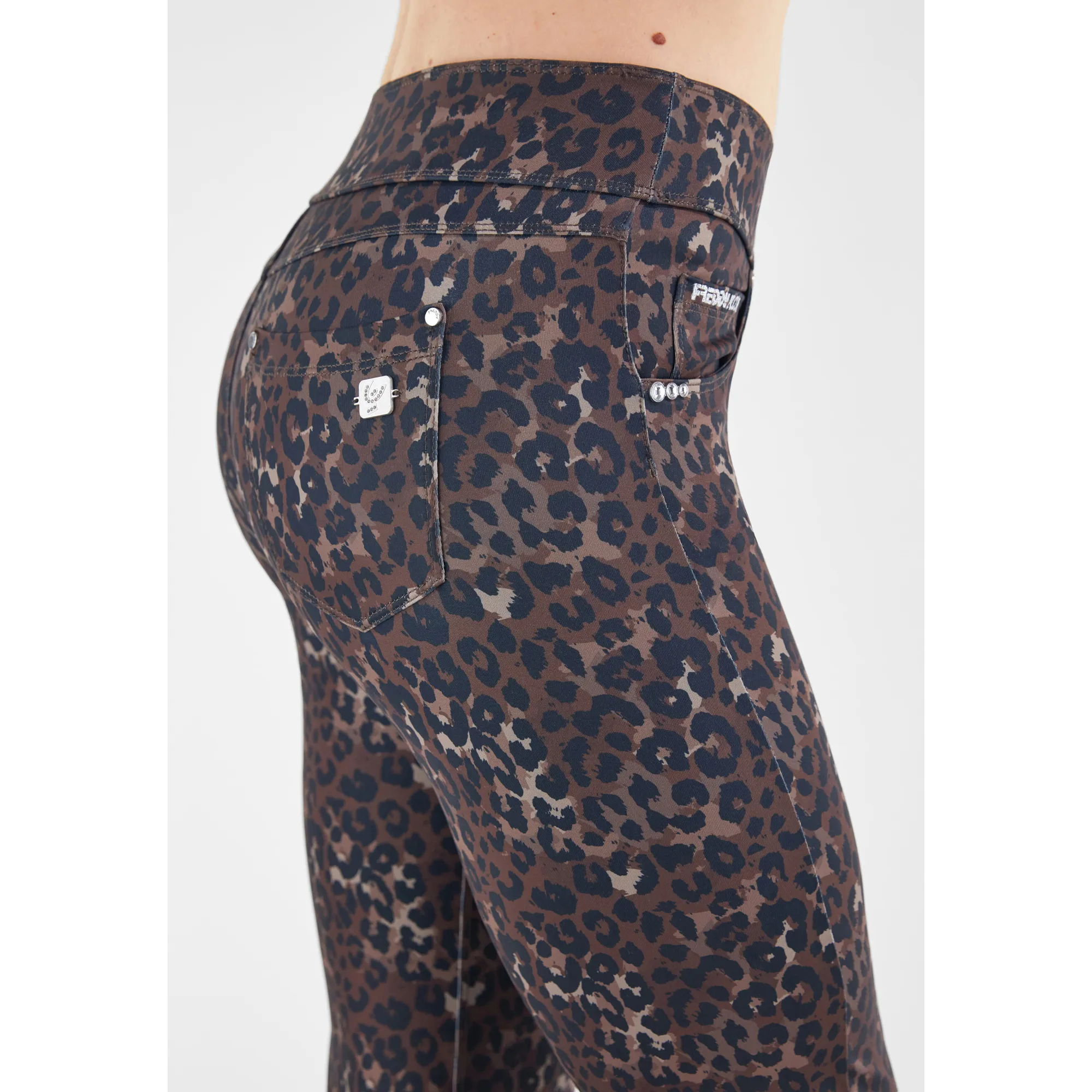 Freddy N.O.W.® Yoga Tech Damen Comfort Hose - Mid Waist Wide Leg - umschlagbarer Taillenbund - Braun - Leoparden-Print - ANI46