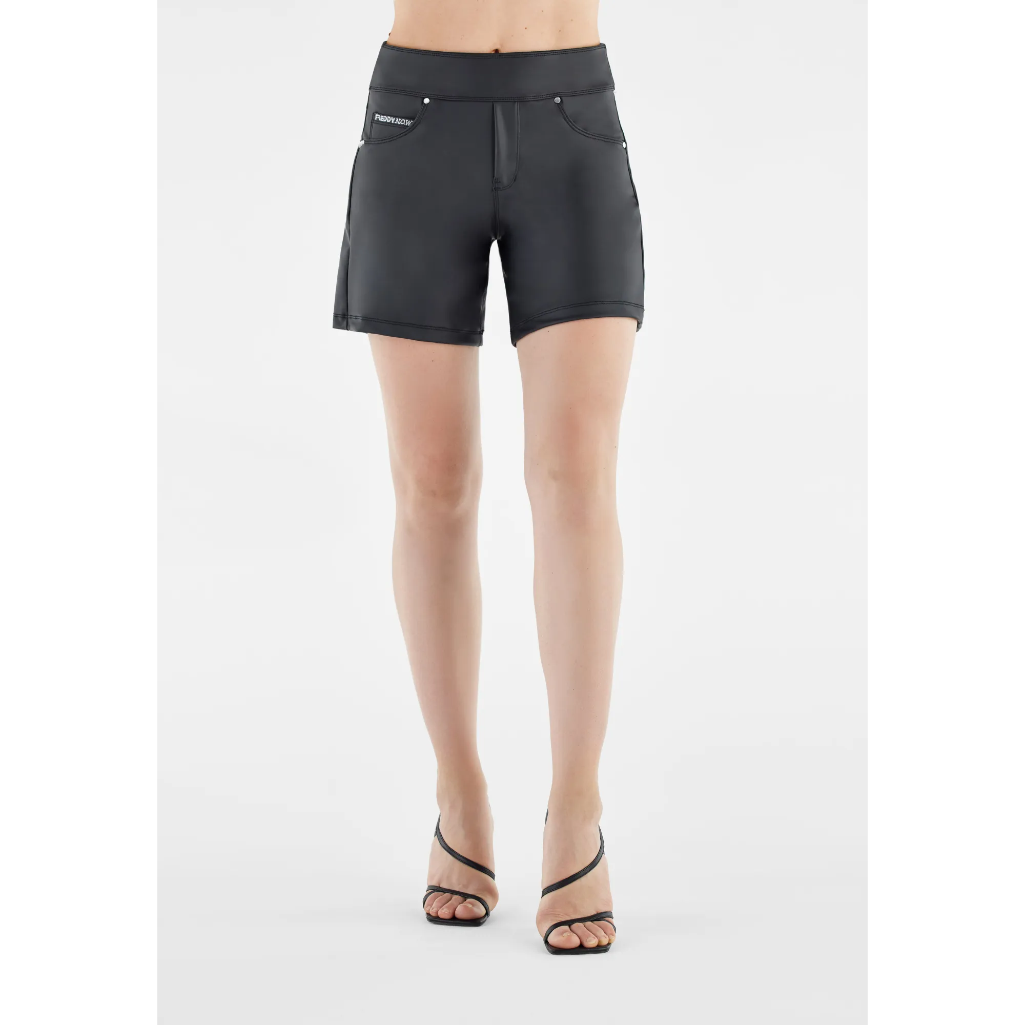 Freddy N.O.W.® Vegan Leather Yoga Damen Comfort Ledershorts - Mid Waist Wide Leg - Schwarz - N0