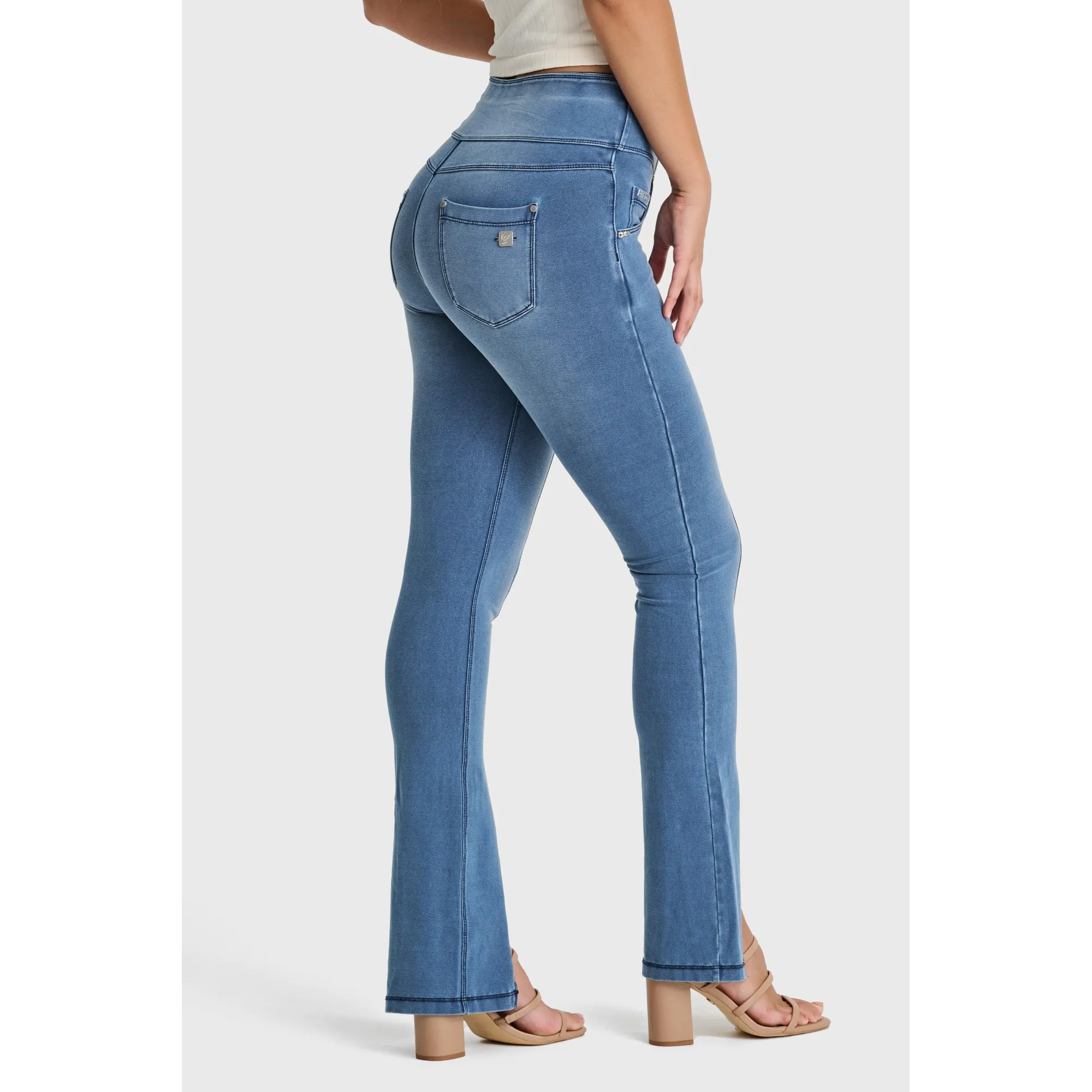 Freddy N.O.W.® Yoga Damen Comfort Jeans - 7/8 High Waist Schlitz am Saum - umschlagbarer Taillenbund - Hellblau - Blaue Nähte -