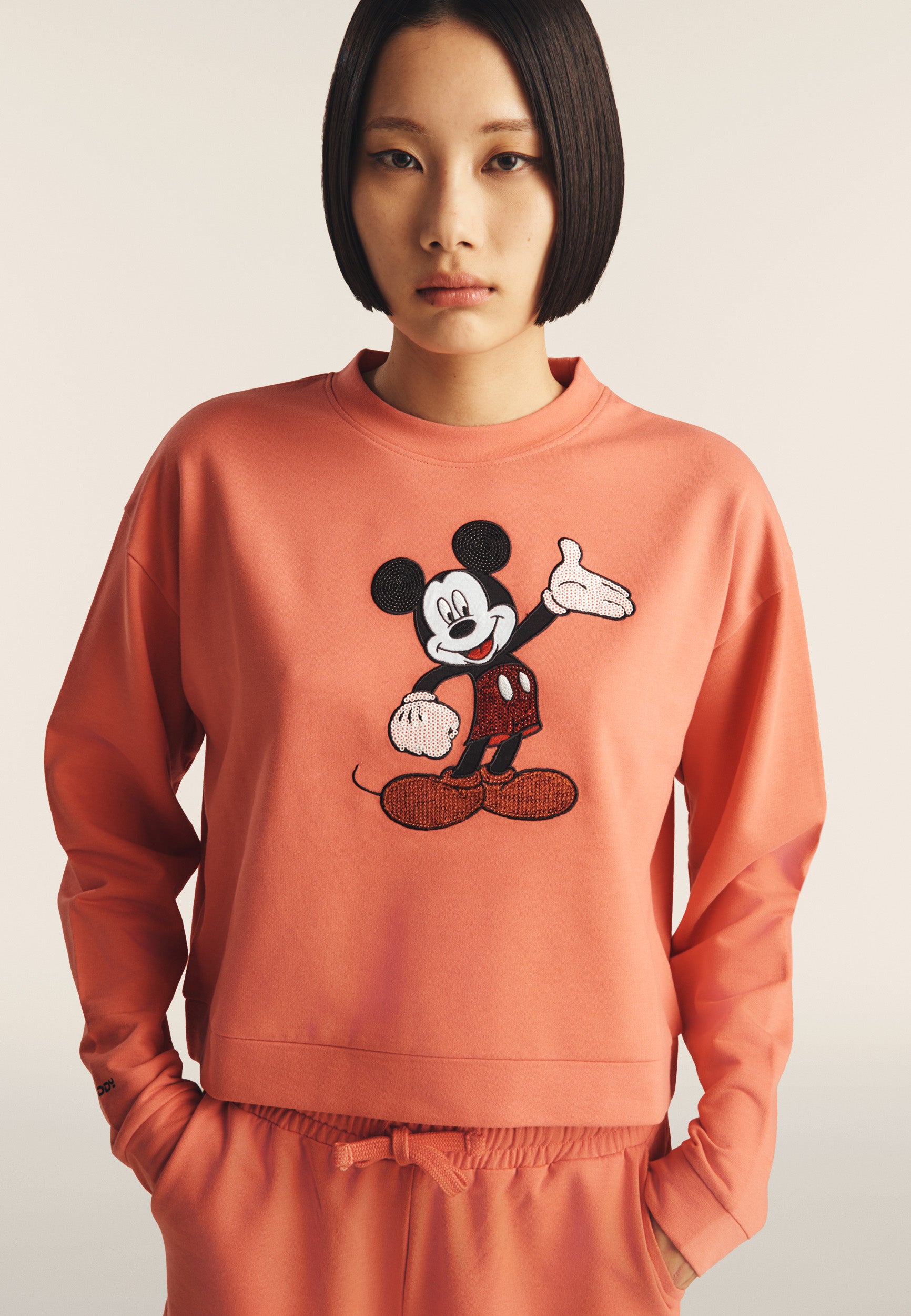 Comfort fit cropped sweatshirt with Mickey Mouse embroidery - Coral