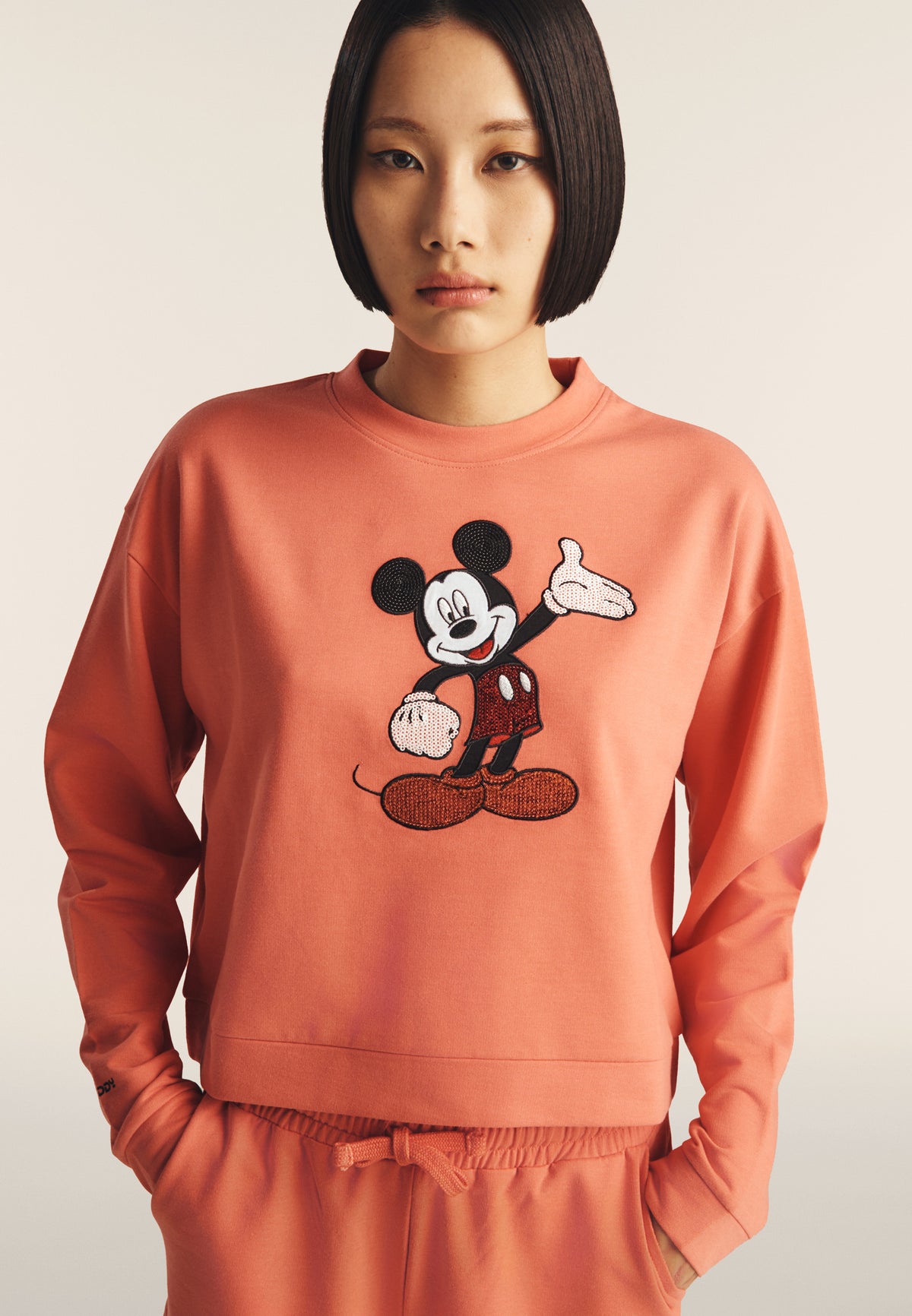 Comfort fit cropped sweatshirt with Mickey Mouse embroidery - Coral