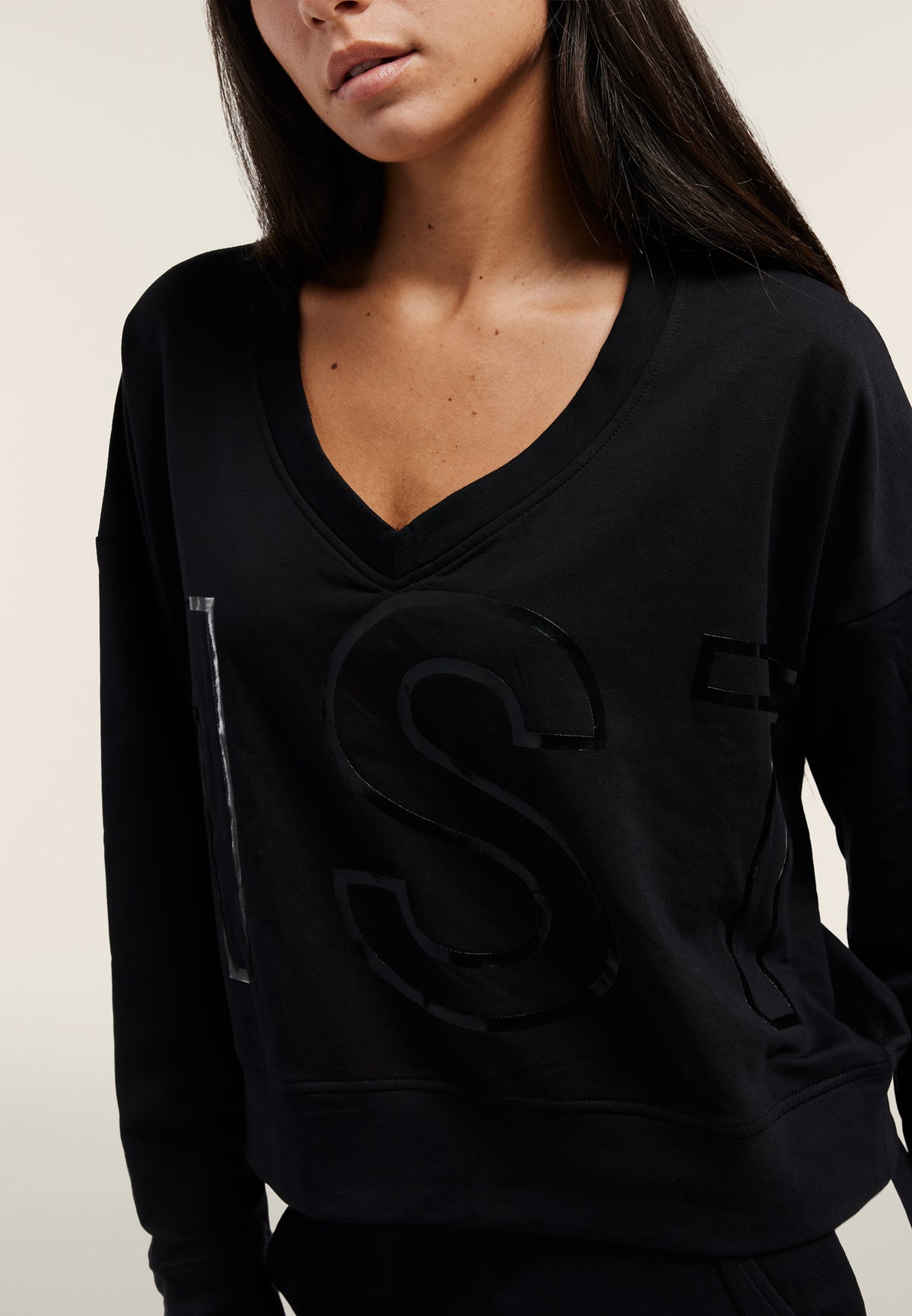 Cropped V-neck sweatshirt with maxi print - Black